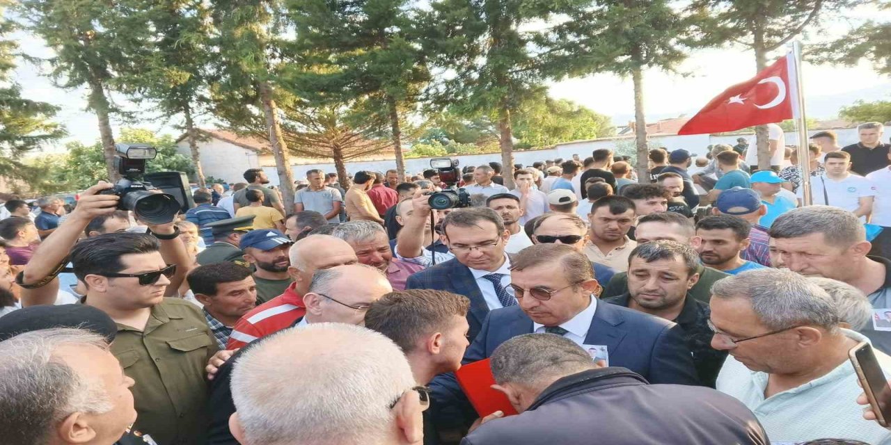 Bakan Yardımcısı Tuzcuoğlu şehit cenazesinde Kur’an okudu