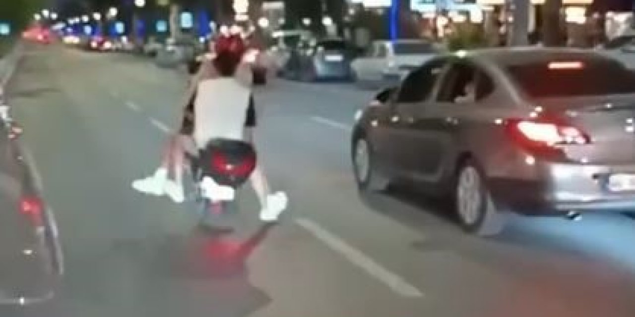 Canlarını Hiçe Saydılar, Otomobilin Altında Kalmaktan Son Anda Kurtuldular