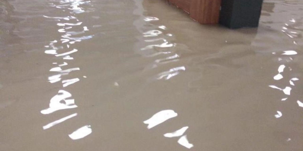 Adana’da Sağanak Etkili Oldu, Hastaneyi Su Bastı