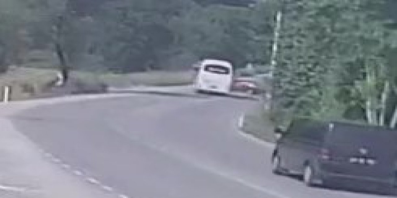 U Dönüşü Yapmak İsteyen Otomobil Servis Aracıyla Çarpıştı: 6 Yaralı