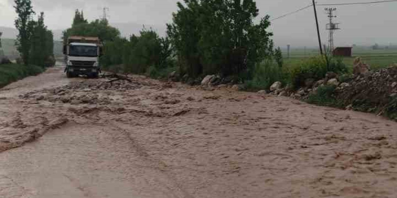 Sel Sularının Ortasında Mahsur Kaldı