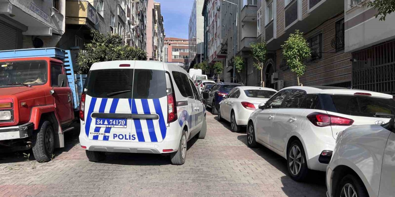 Bahçelievler’de Seyir Halindeki Araca Silahlı Saldırı Anı Kamerada