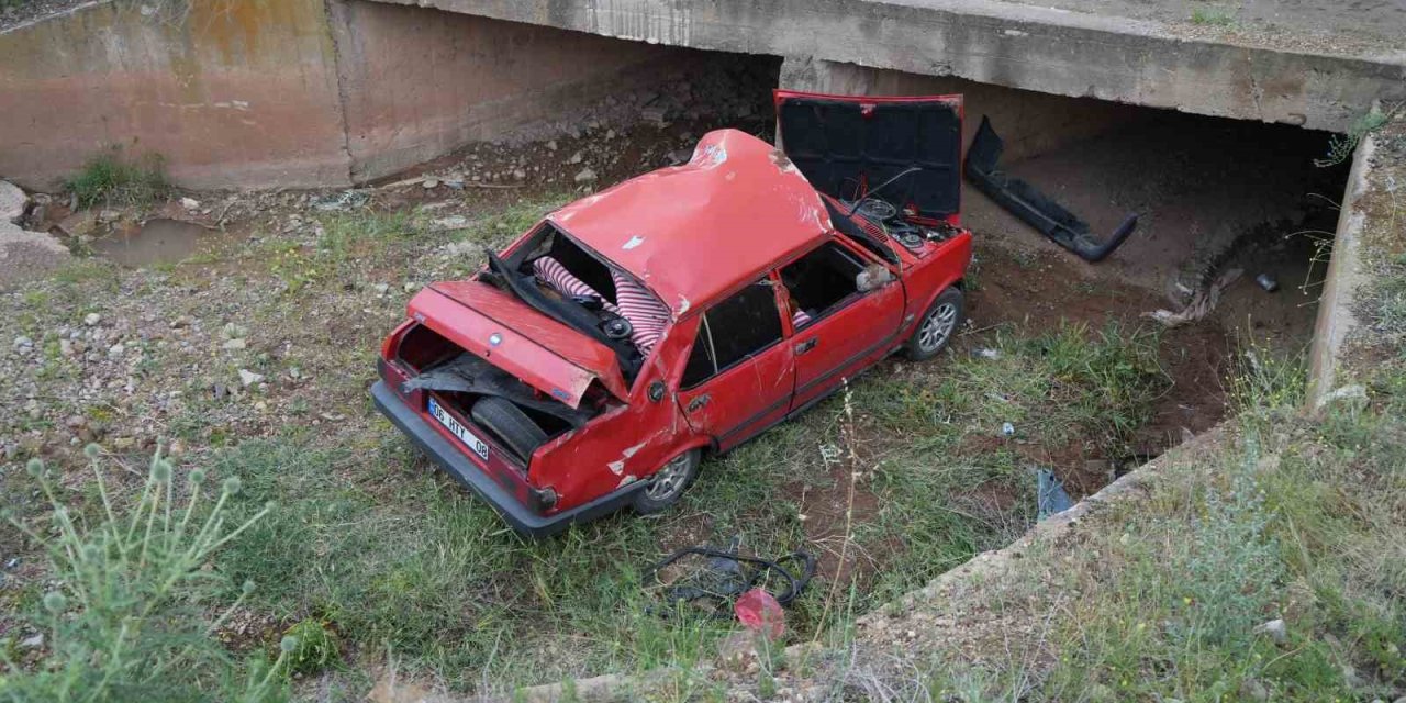 Beton Menfeze Çarpan Otomobil Hurdaya Döndü: 2 Yaralı