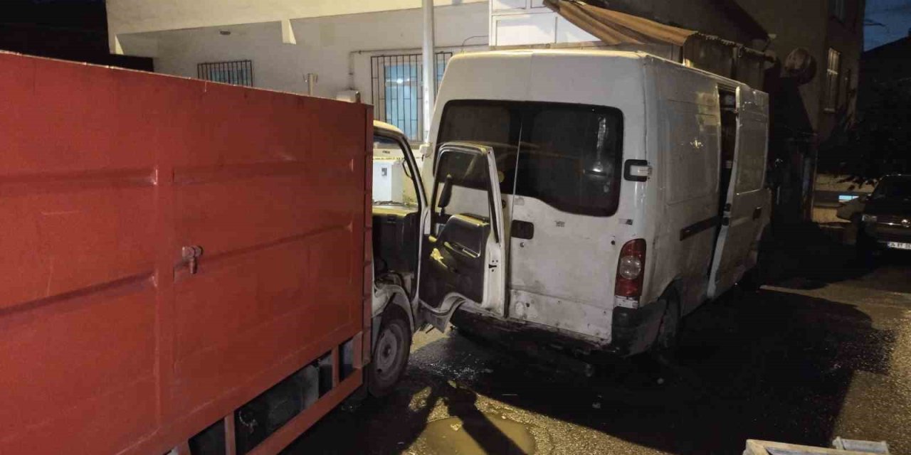 Çaldıkları Kamyonetle Park Halindeki Minibüse Çarptılar