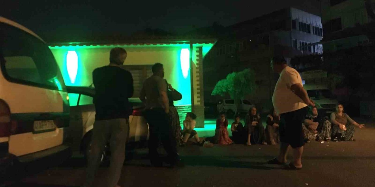 Telefon Başlayan Tartışma Sokakta Bıçaklı Kavgaya Dönüştü: 4 Yaralı