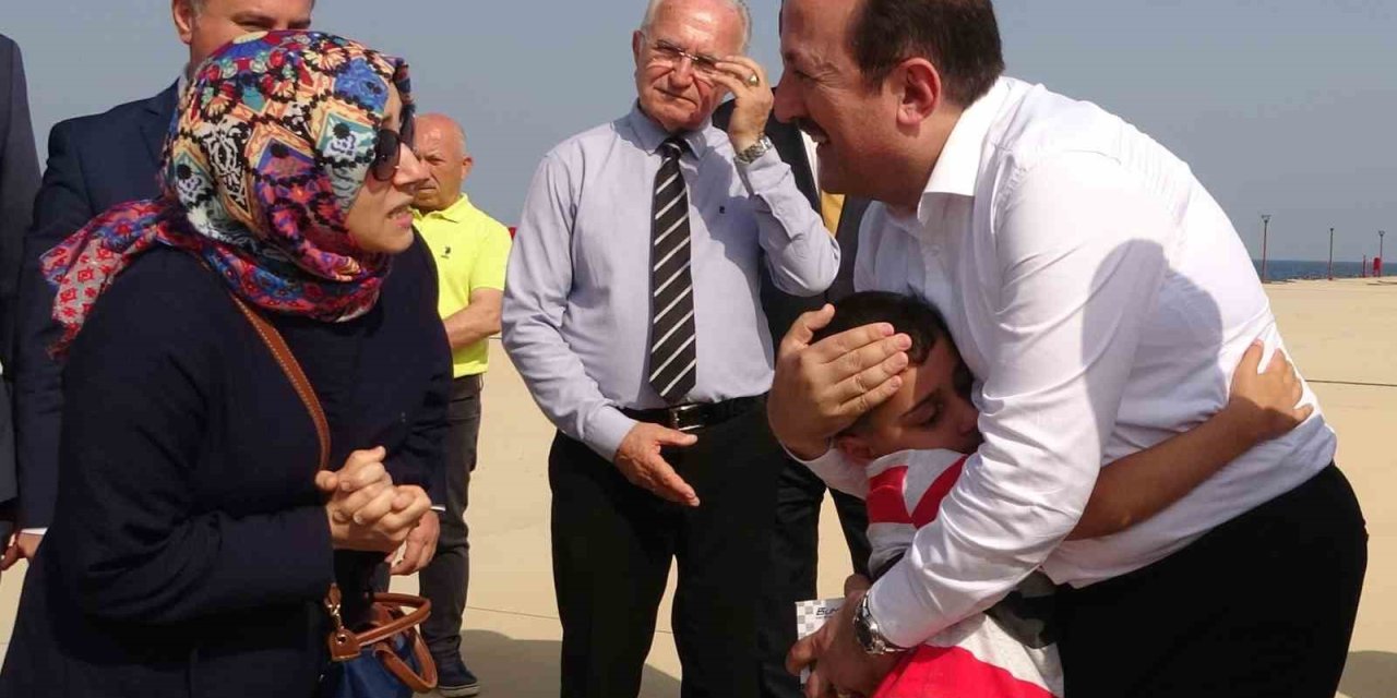 Gelmesini Beklediği Valiyle Karşılaştı: 6 Yaşındaki Çocuğun Vali Sevgisi