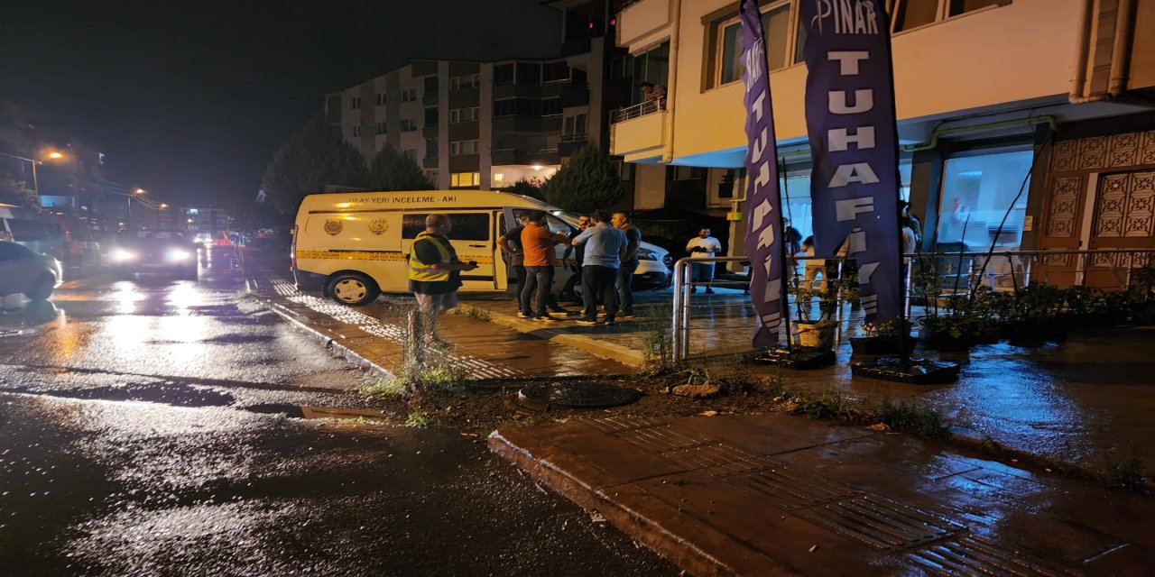 Kapısını Açık Bıraktığı Eve Dönünce Bıçaklandı