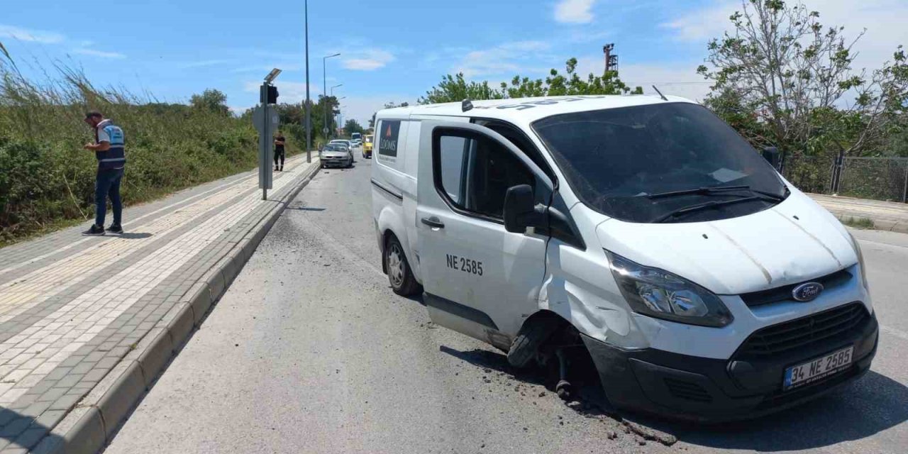 Lastiği Patlayan Araç Park Halindeki Otomobile Çarparak Durabildi