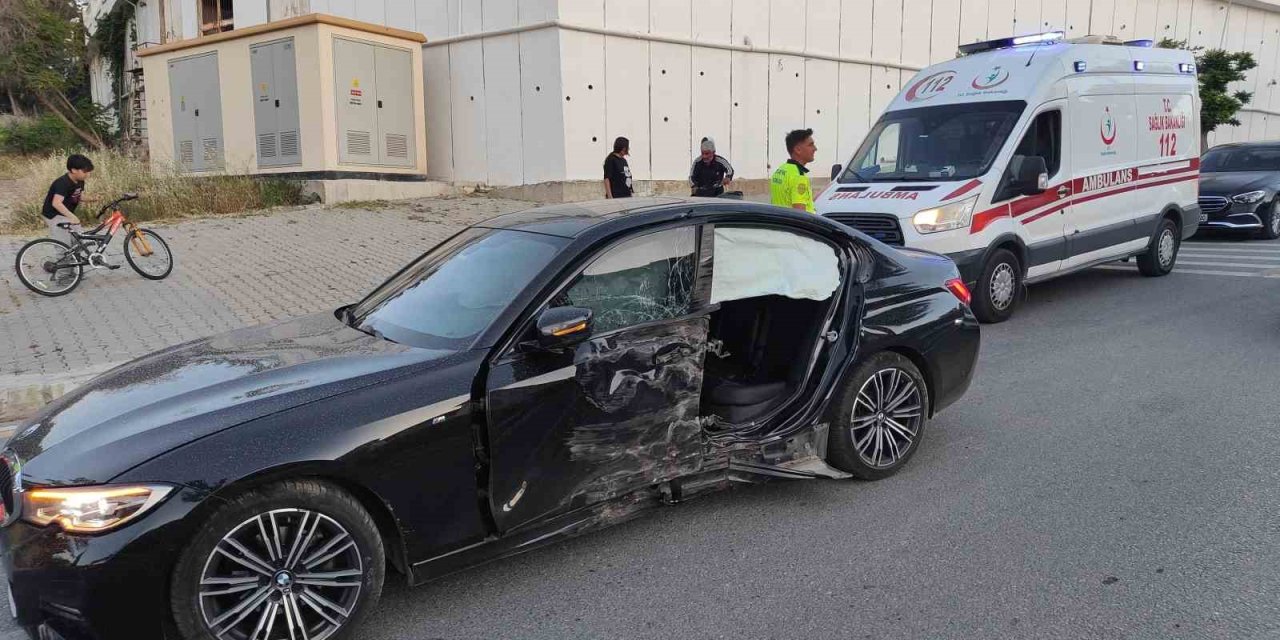 Aşırı Hız Nedeniyle Virajı Alamayan Otomobil Orta Refüjdeki Ağaca Çarptı