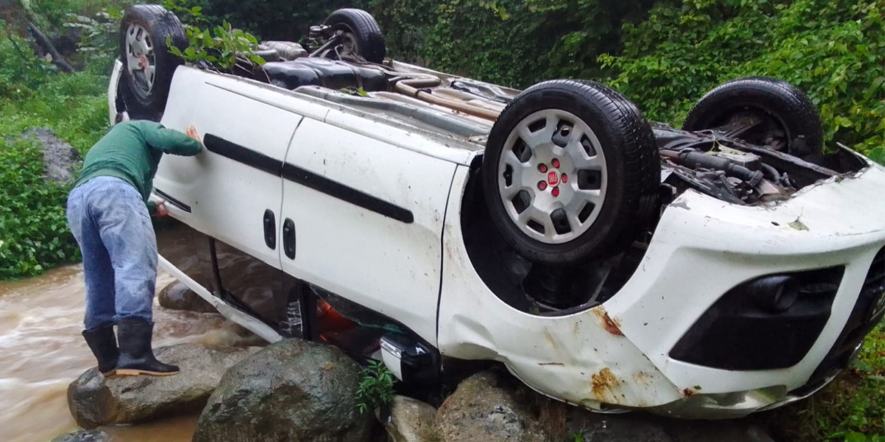 Rize’de hafif ticari araç dereye yuvarlandı: 2 yaralı