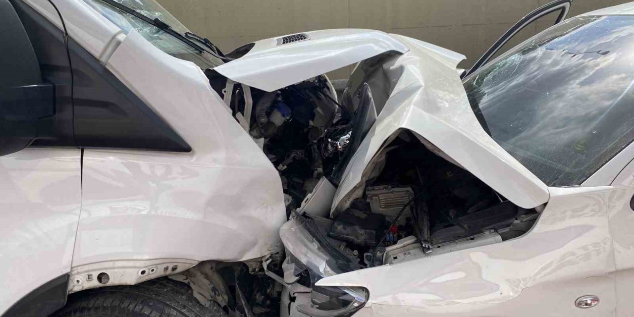 Basın Ekspres Yolunda Panelvan Araç İki Otomobille Çarpıştı: 6 Yaralı