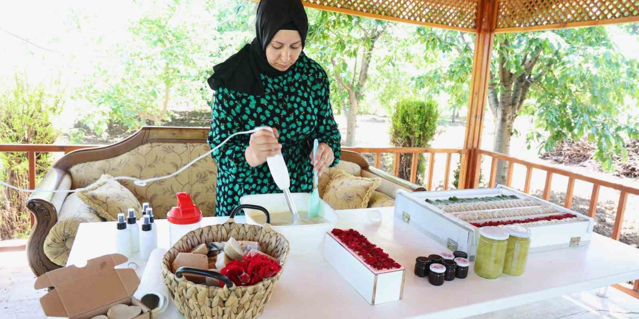Hobi Olarak Başladı Şimdi 45 Çeşit Sabun Üretiyor