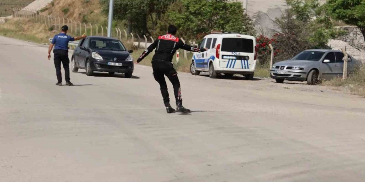 Aracını Polislerin Üzerine Sürdü, Hızla Ters Yola Girip Böyle Kaçtı
