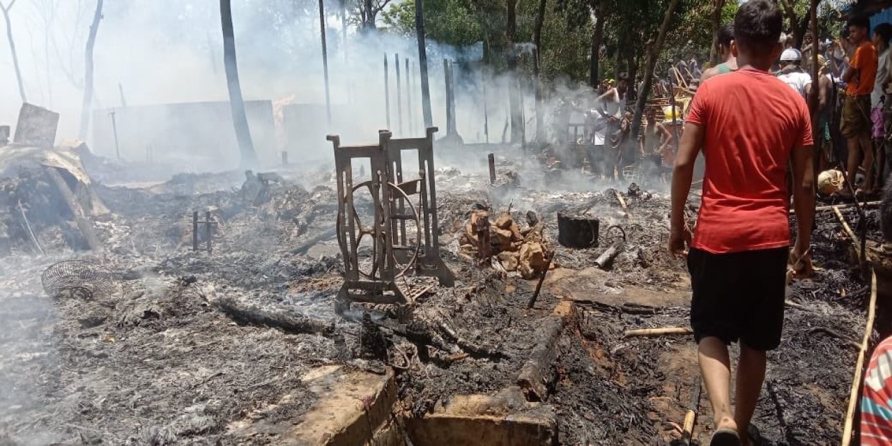 Bangladeş’te Mülteci Kampındaki Yangında 230 Barınak Kül Oldu