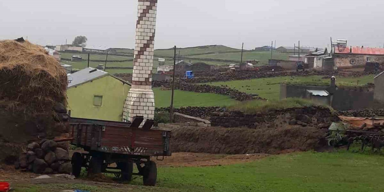 Yıldırım Cami Minaresine Düştü