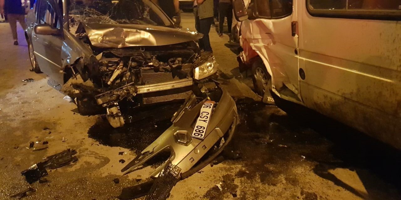 Kaza yapan otomobilde sıkışan sürücüyü itfaiye kurtardı: 2 yaralı