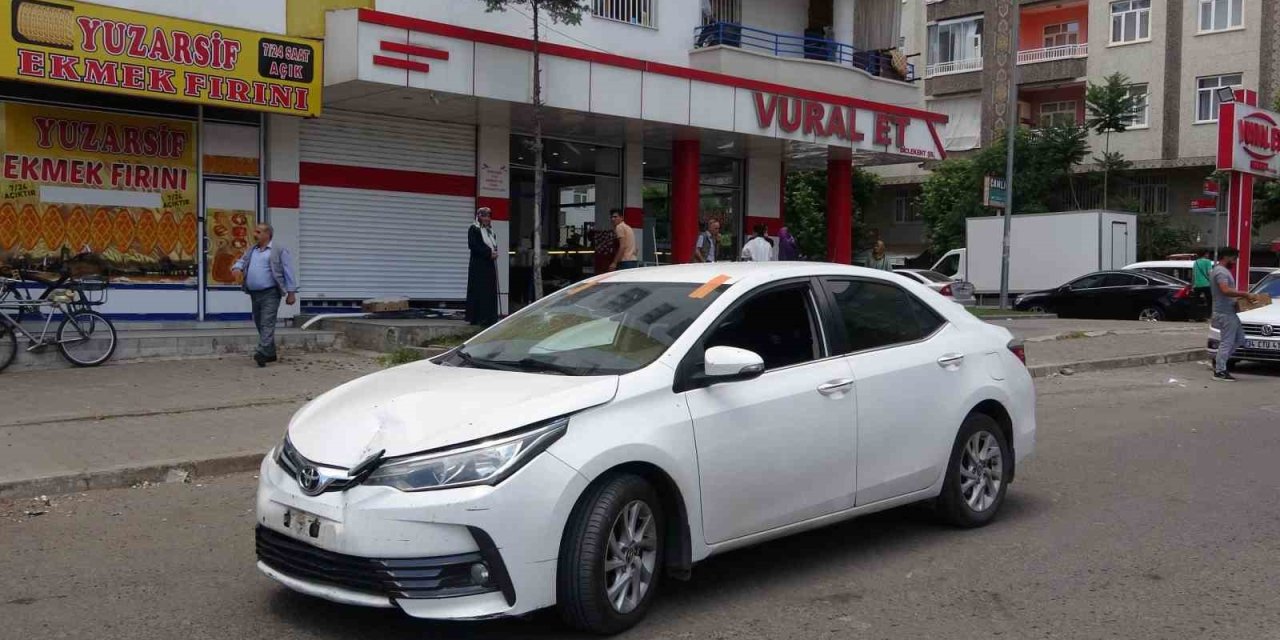 Diyarbakır’da Bir Otomobil Kasap Markete Daldı: O Anlar Kamerada