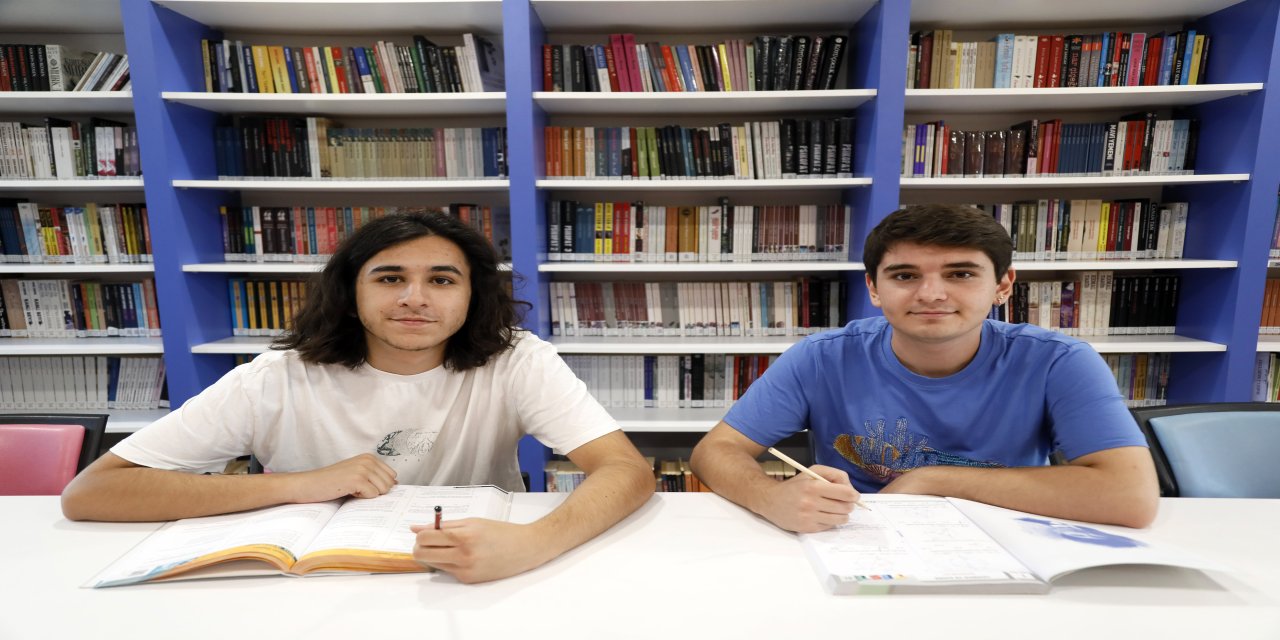 Çöpe Atılacak Kitaplarla Sınava Hazırlanıp Derece Aldılar