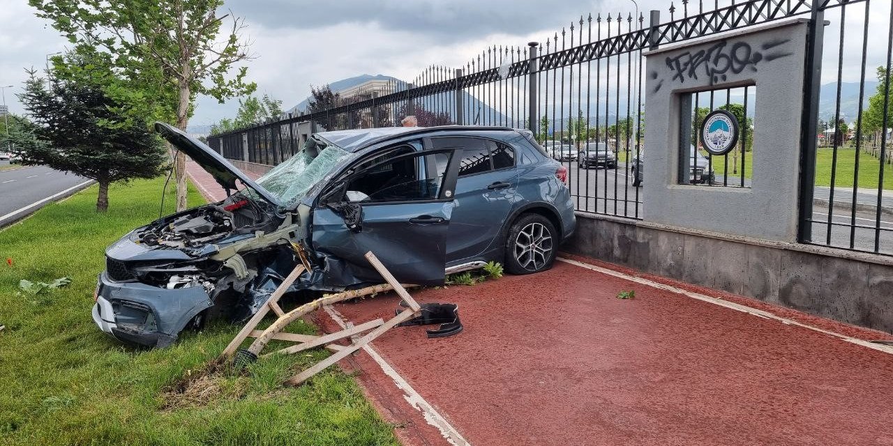 Kontrolden Çıkan Otomobil Direğe Çarparak Yan Yola Uçtu