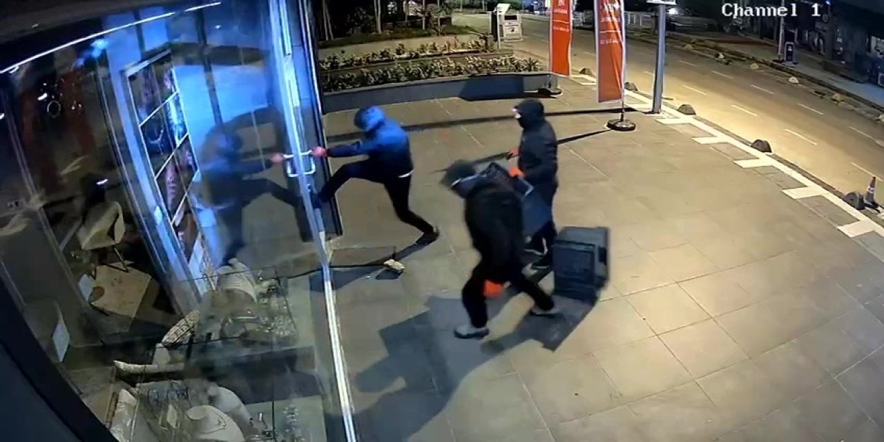 Kadıköy’de Dakikalar İçerisinde 2 Buçuk Milyonluk Mücevher Hırsızlığı Kamerada