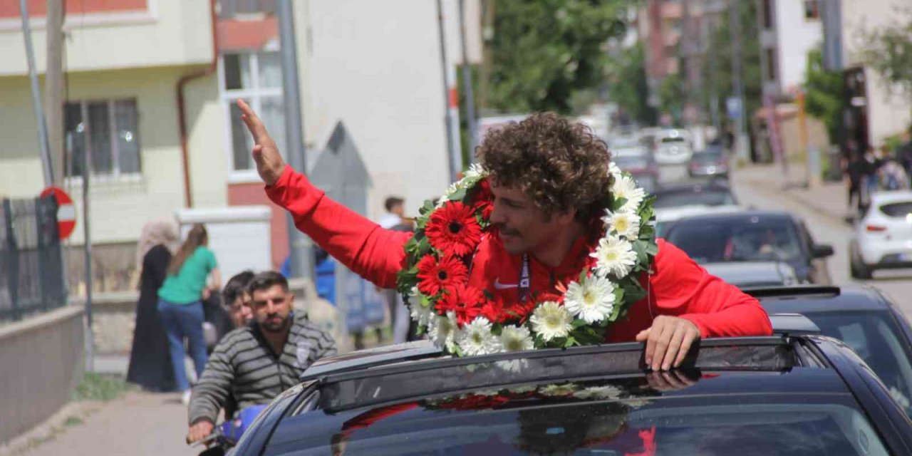 Avrupa İkincisi Güreşçi Memleketinde Coşkuyla Karşılandı