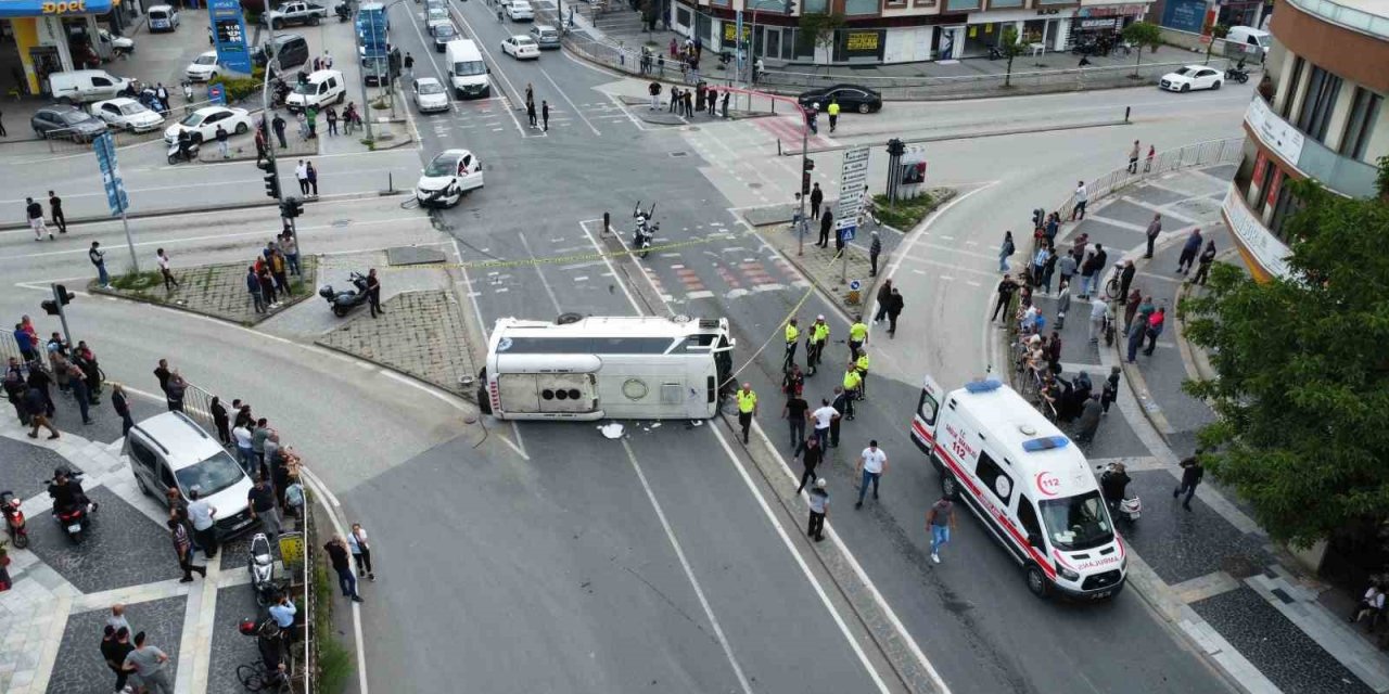 Kırmızı Işıkta Geçen Otobüse Jip Çarptı: 8 Yaralı