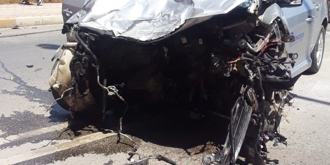 Tur Minibüsü İle Otomobil Çarpıştı 2 Yaralı