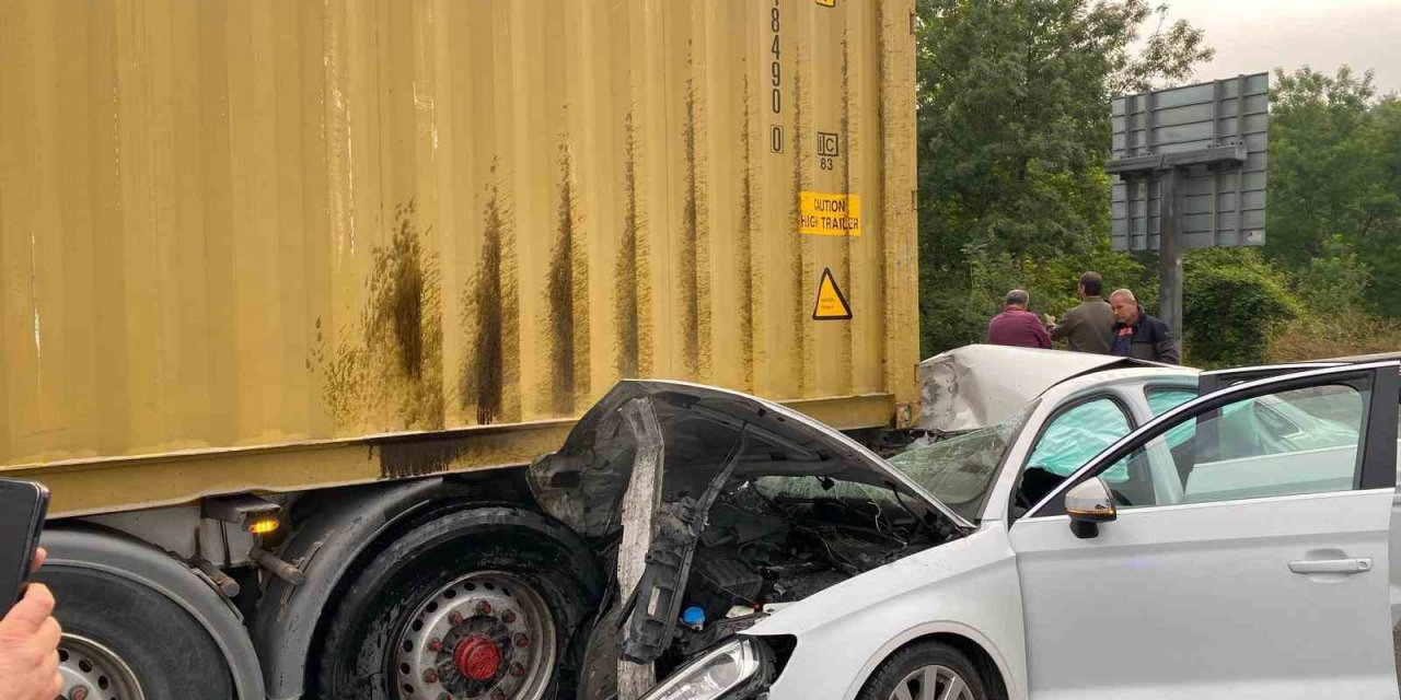 Anadolu Otoyolu’nda Otomobil, Tıra Ok Gibi Saplandı: 2 Yaralı