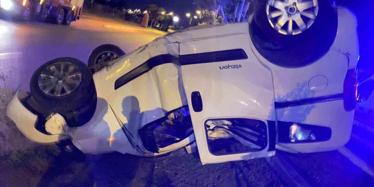 Serik’te Refüje Çarpan Ticari Araç Takla Attı: 1 Yaralı