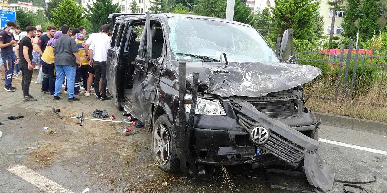 Sürmene'de turistleri taşıyan minibüs devrildi: 3'ü ağır 6 yaralı