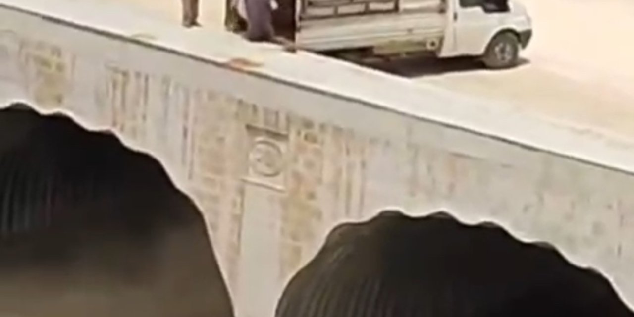 Kamyonetteki Çöpleri Dereye Boşalttılar