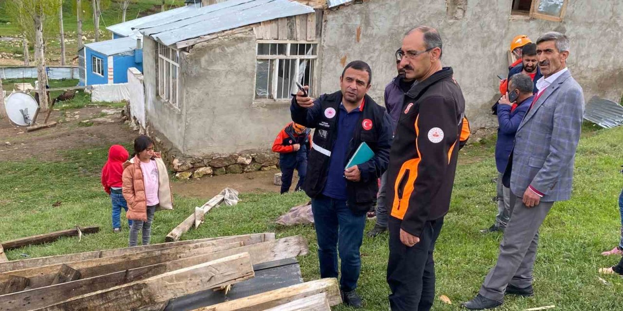 Ağrı’da Fırtına Çatıları Uçurdu