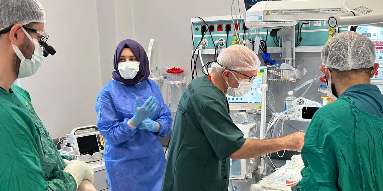 Rize'de İkiz Bebeklerin Hayatı, İstanbul'dan Gelen Ekip Tarafından Kurtarıldı