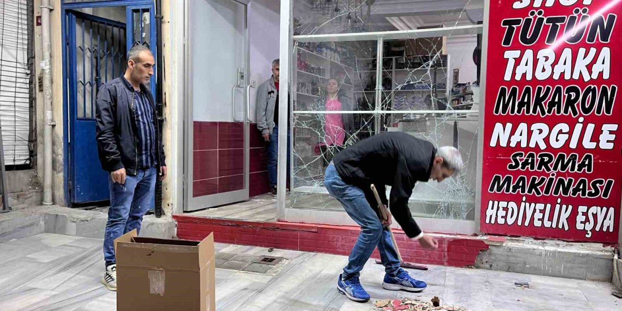 Küçükçekmece’de Bir İş Yerine Ses Bombası Atıldı: 2 Yaralı