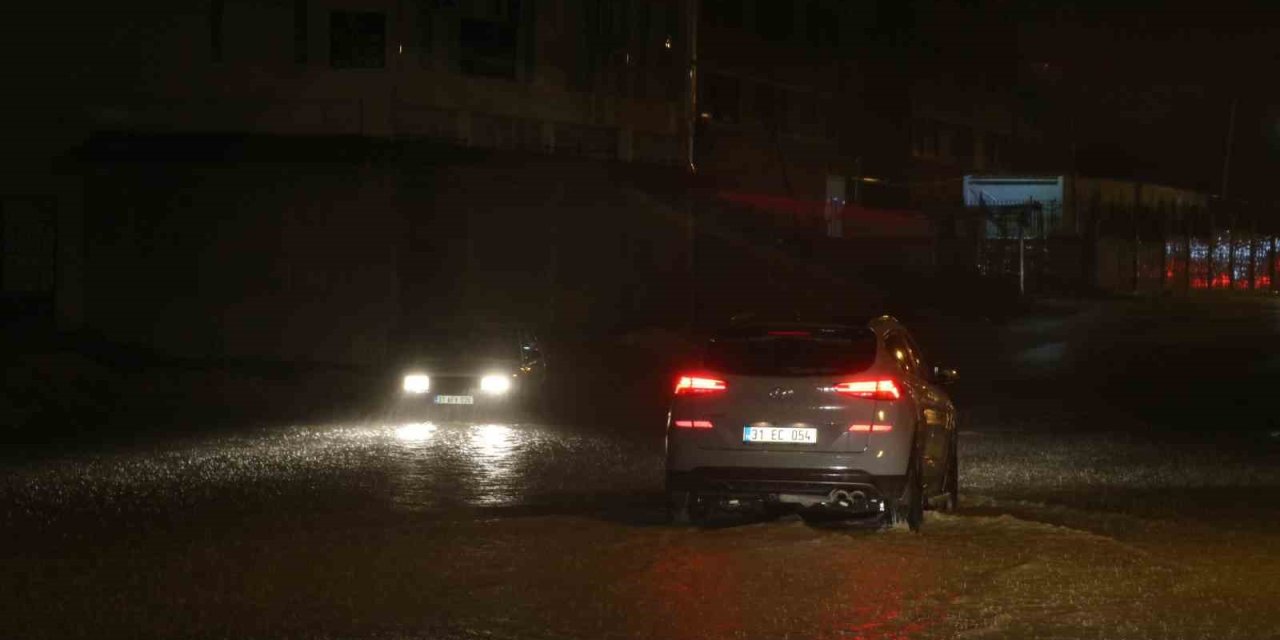 Meteorolojinin Turuncu Kodlu Uyarı Verdiği Hatay’da Bardaktan Boşalırcasına Yağmur Yağdı