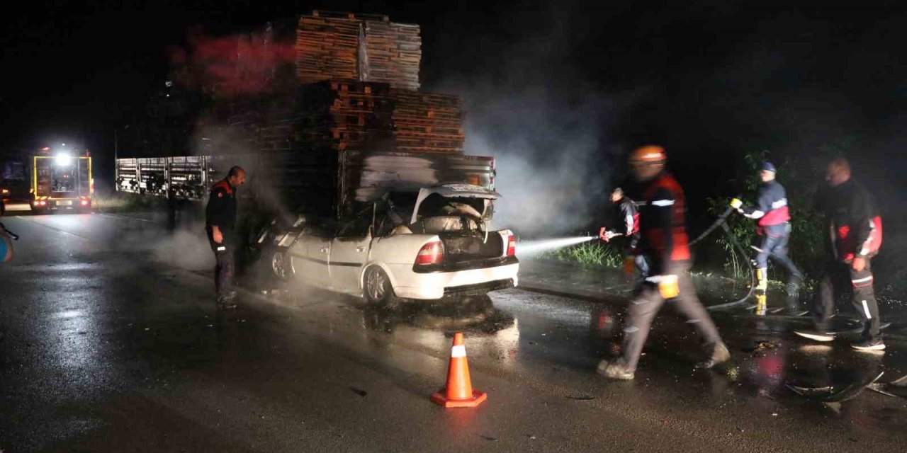 Tıra Ok Gibi Saplanan Otomobil Alev Alev Yandı: 1 Ölü