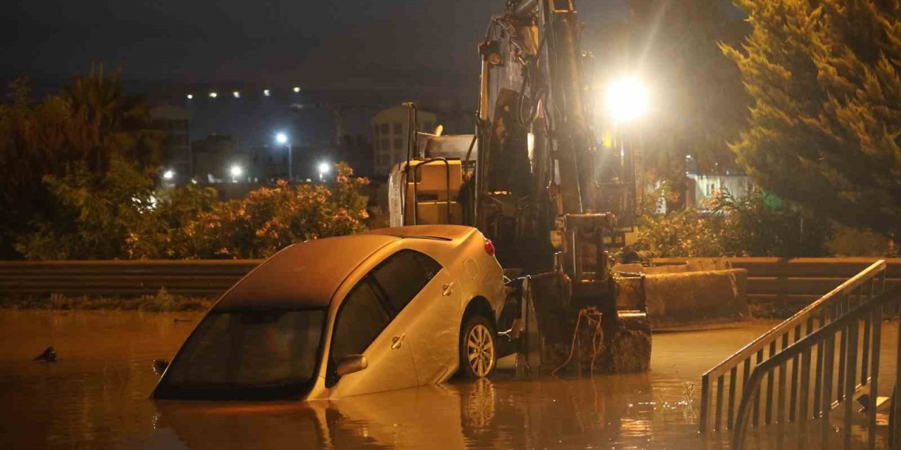 Suya Gömülen Araçlar Kurtarıldı