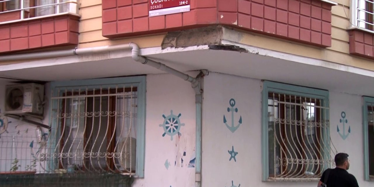 Avcılar’da Hafriyat Kamyonu Binaya Çarptı