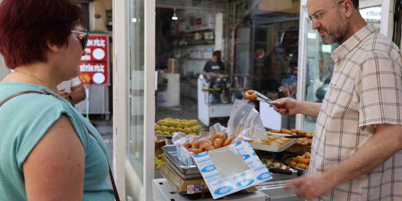 İzmir’de 7 Metrekarelik Dükkanda 100 Yıllık Tatlı Durağı