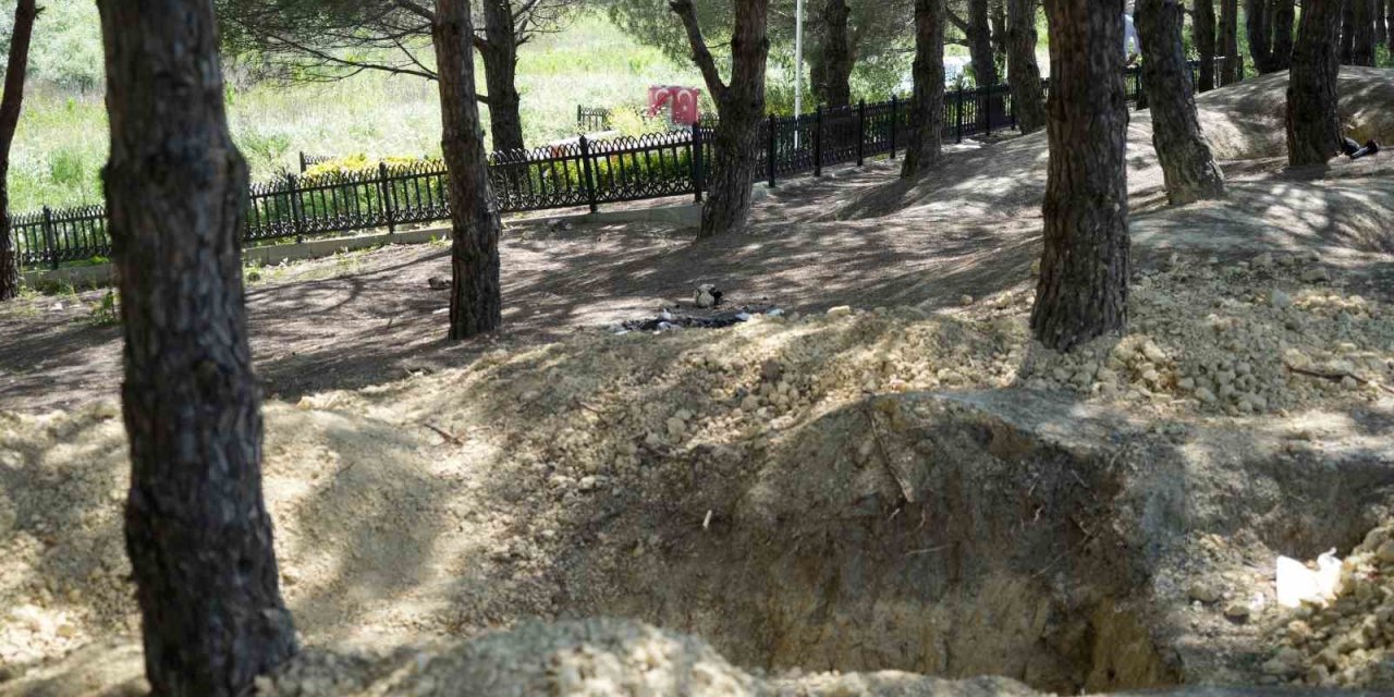 Arnavutköy’de Defineciler Şehit Mezarlığının Etrafını Delik Deşik Etti