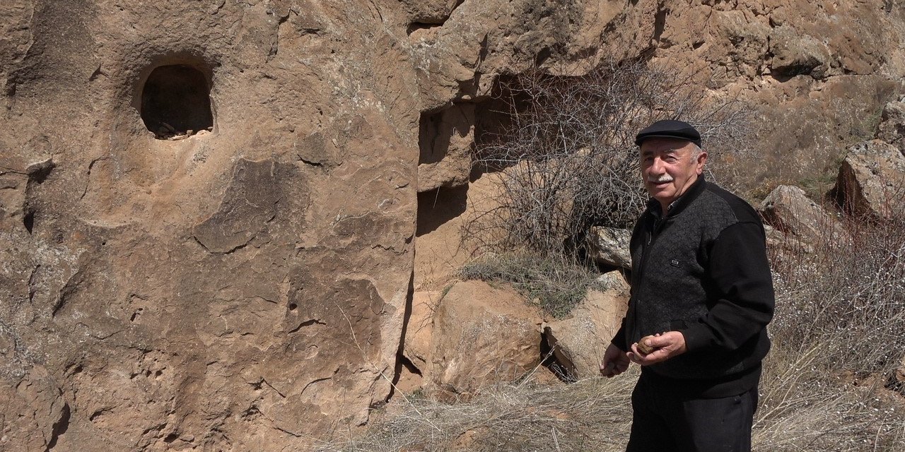 Asırlık Batıl İnanç, 3 Taşı Tutturan Dileğinin Kabul Olacağına İnanıyor