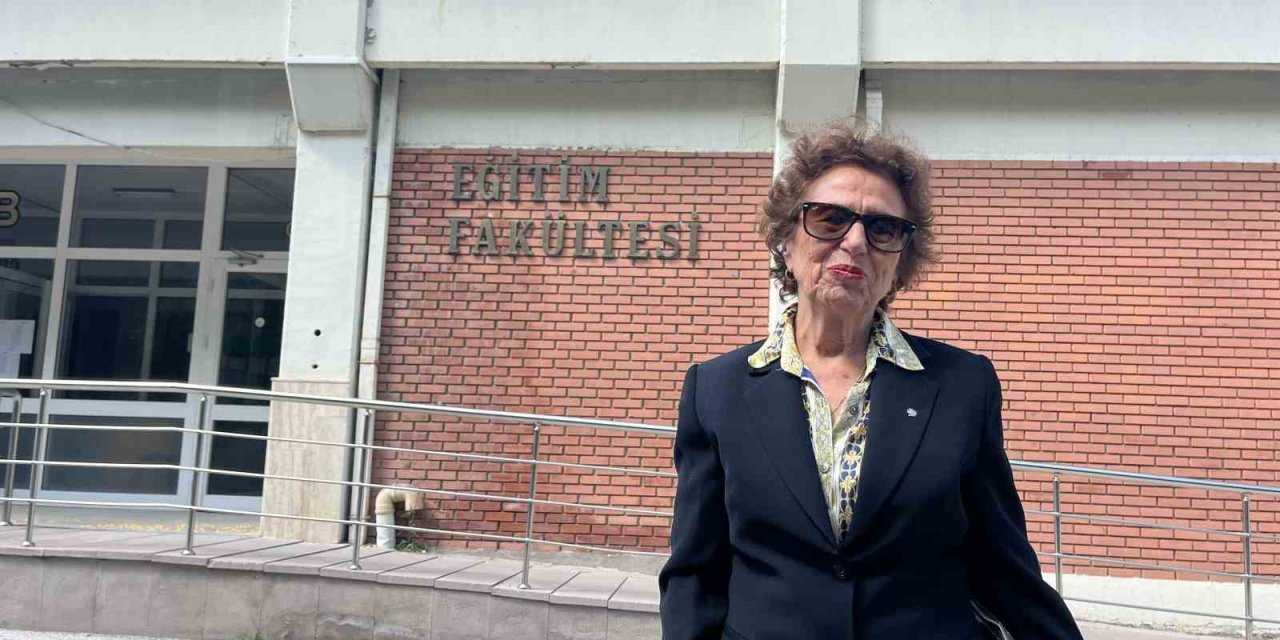 81 Yaşındaki Üniversite Öğrencisinin Azmi Gençlere Taş Çıkarıyor