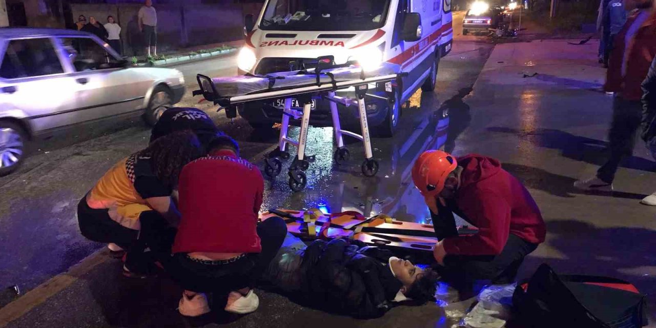 Hafif Ticari Araç İle Motosiklet Çarpıştı: 2 Yaralı