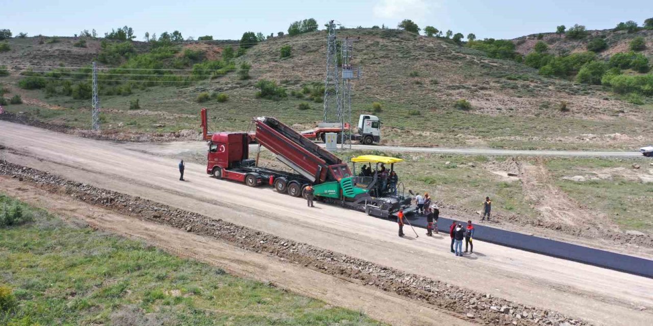 Yeni İş Makineleri Pınarbaşı’nda Yol Çalışması Yaptı