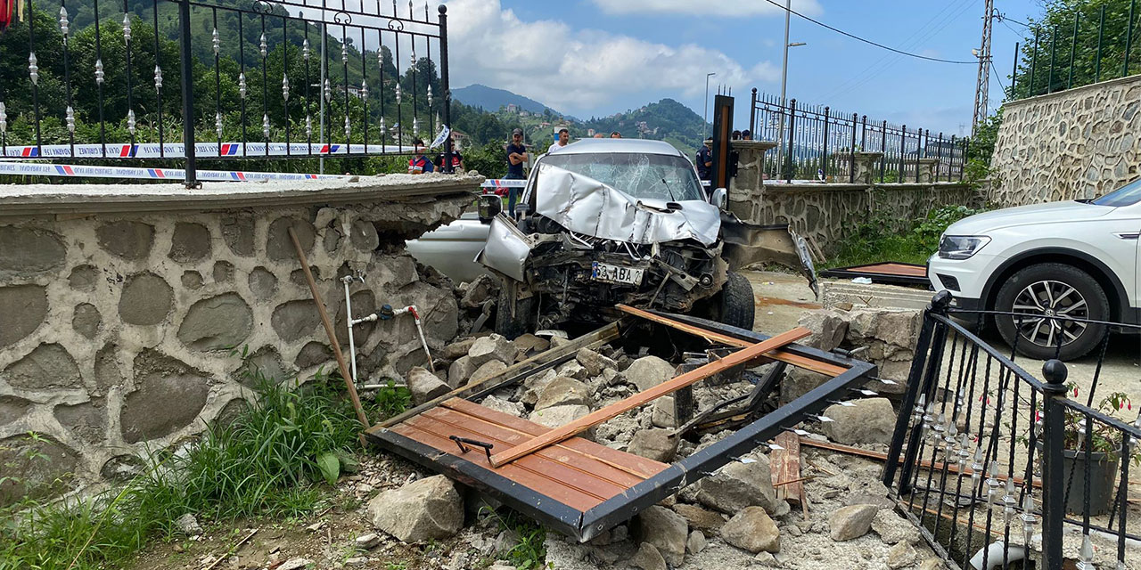 Rize’de bahçe kapısına çarpan kamyonetteki 2 kişi yaralandı