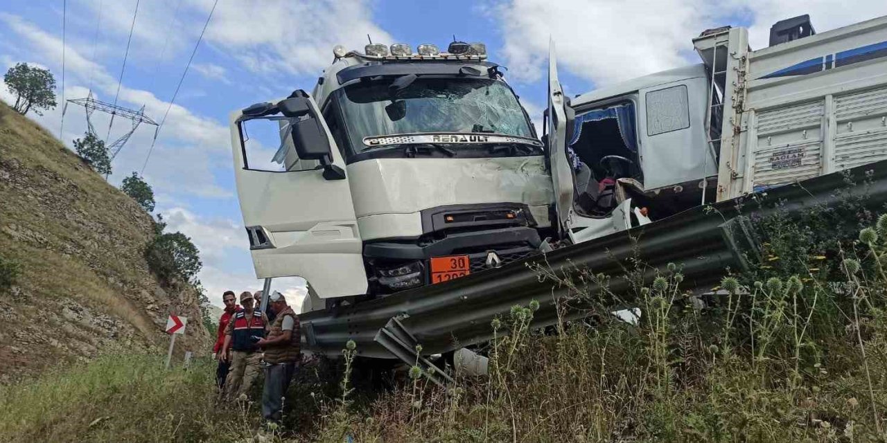 Yakıt Tankeriyle Tır Kafa Kafaya Çarpıştı: 3 Yaralı