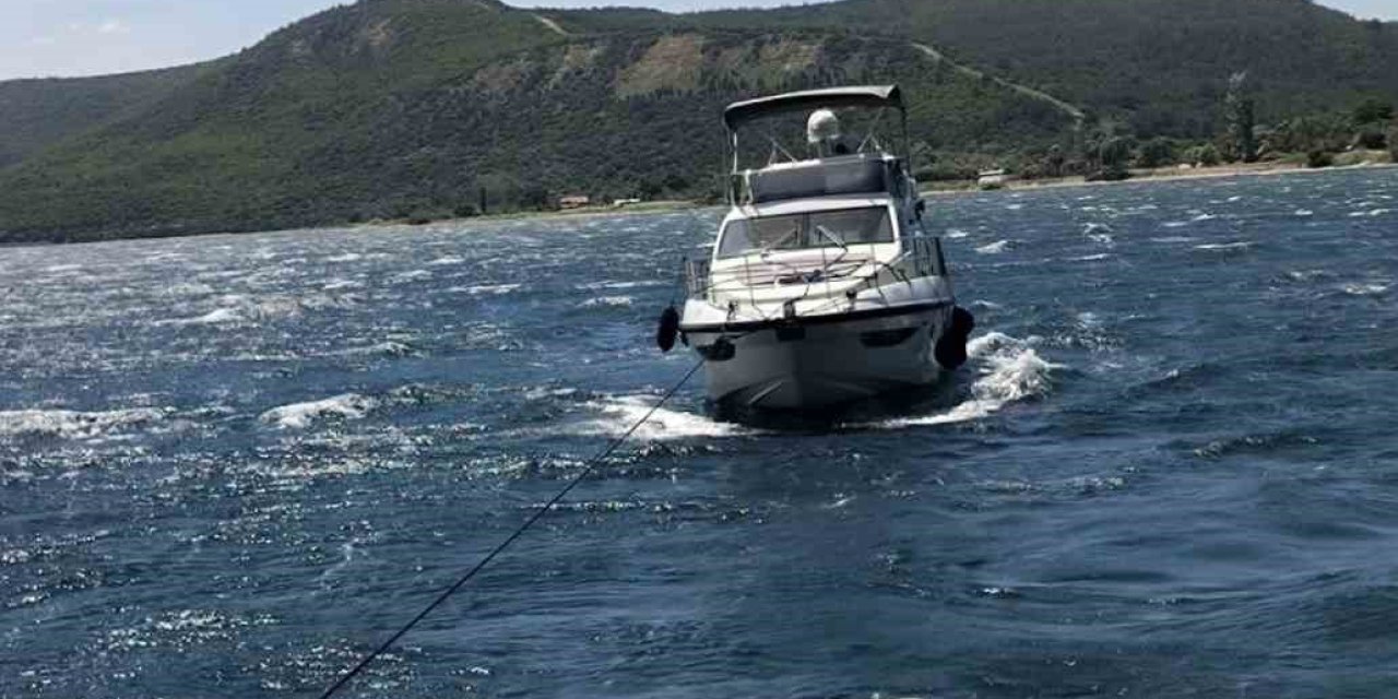 Çanakkale Boğazı’nda Sürüklenen İçinde 4 Kişinin Bulunduğu Tekne Kurtarıldı