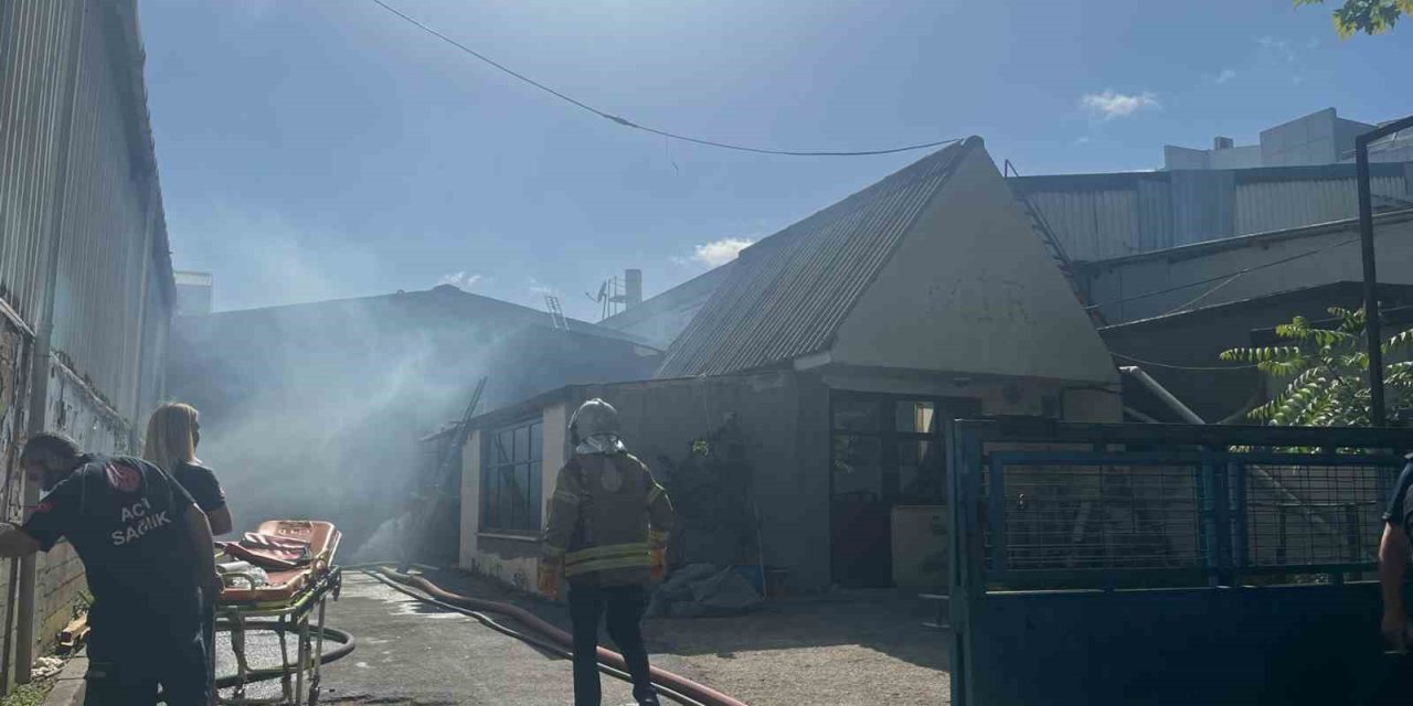 Avcılar’da Mobilya İmalathanesinde Yangın: 1 İşçi Dumandan Etkilendi