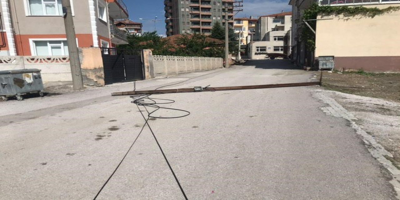 Telefon Direğini Deviren Kepçe Olay Yerinden Kaçtı