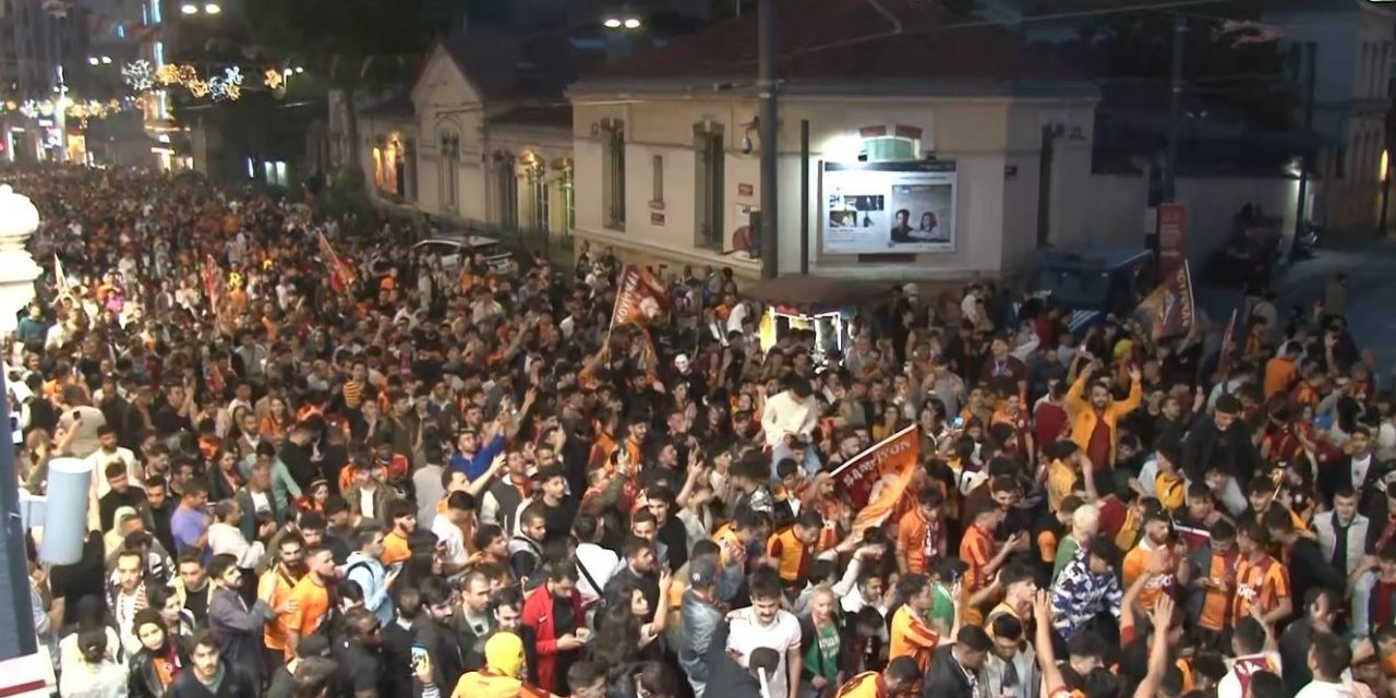 Galatasaraylı Taraftarlar Şampiyonluğun Ardından Taksim’e Akın Etti